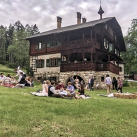 Hochzeitslocation: Gemütliches Picknick bei der Hochzeit am Riegelhof. - Riegelhof - Landsitz Doderer