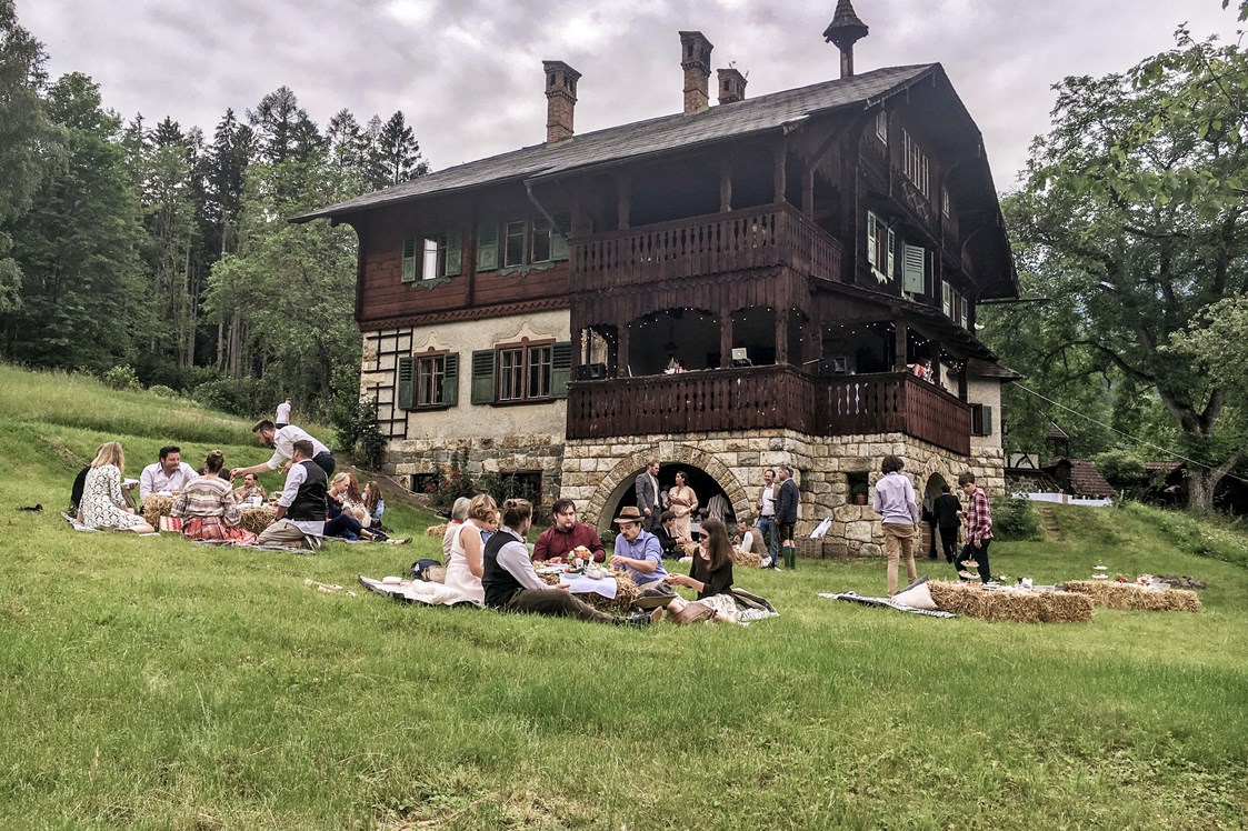 Hochzeitslocation: Gemütliches Picknick bei der Hochzeit am Riegelhof. - Riegelhof - Landsitz Doderer