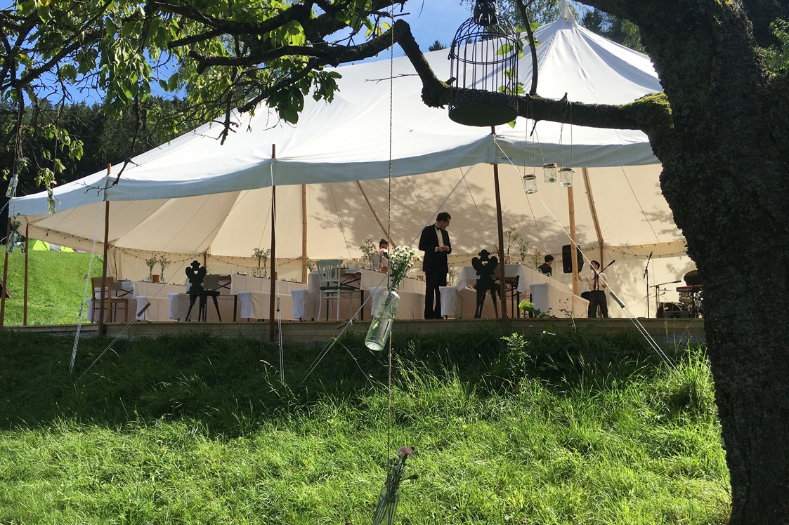 Hochzeitslocation: Auf Wunsch könnt ihr auch ein Festzelt für eure Hochzeitsfeier, im Garten, aufbauen. - Riegelhof - Landsitz Doderer