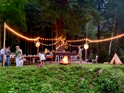 Destination-Wedding - Umgebung: am Land - Lagerfeuer, Lichterkette und ganz viel Liebe - so kann eure Hochzeit am Riegelhof aussehen. - Riegelhof - Landsitz Doderer