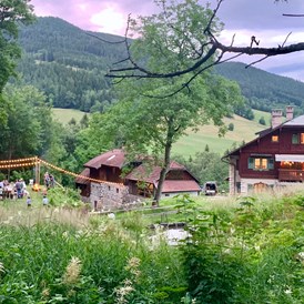 Hochzeitslocation: Das Riegelhof in Niederösterreich bietet Platz für entspannte Hochzeitsfeiern mit Garten, Wald, Wiese und ganz viel Charme. - Riegelhof - Landsitz Doderer