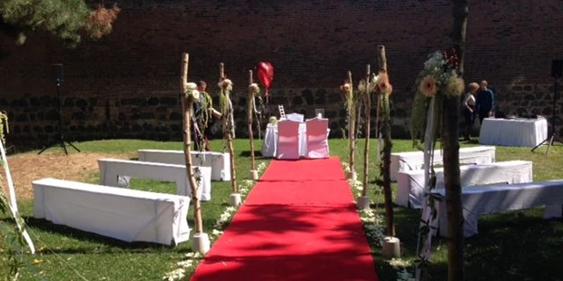 Destination-Wedding - Exklusivität - Deutschland - Die Wiese direkt vor der mittelalterlichen Stadtmauer bietet den perfekten Rahmen für weltliche Trauungszeremonien und Sektempfänge. - Hotel „Schloss Friedestrom“