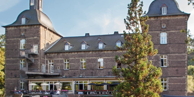 Destination-Wedding - Art der Location: Hotel / Chalet - Parkansicht  - Schlosshotel Hugenpoet