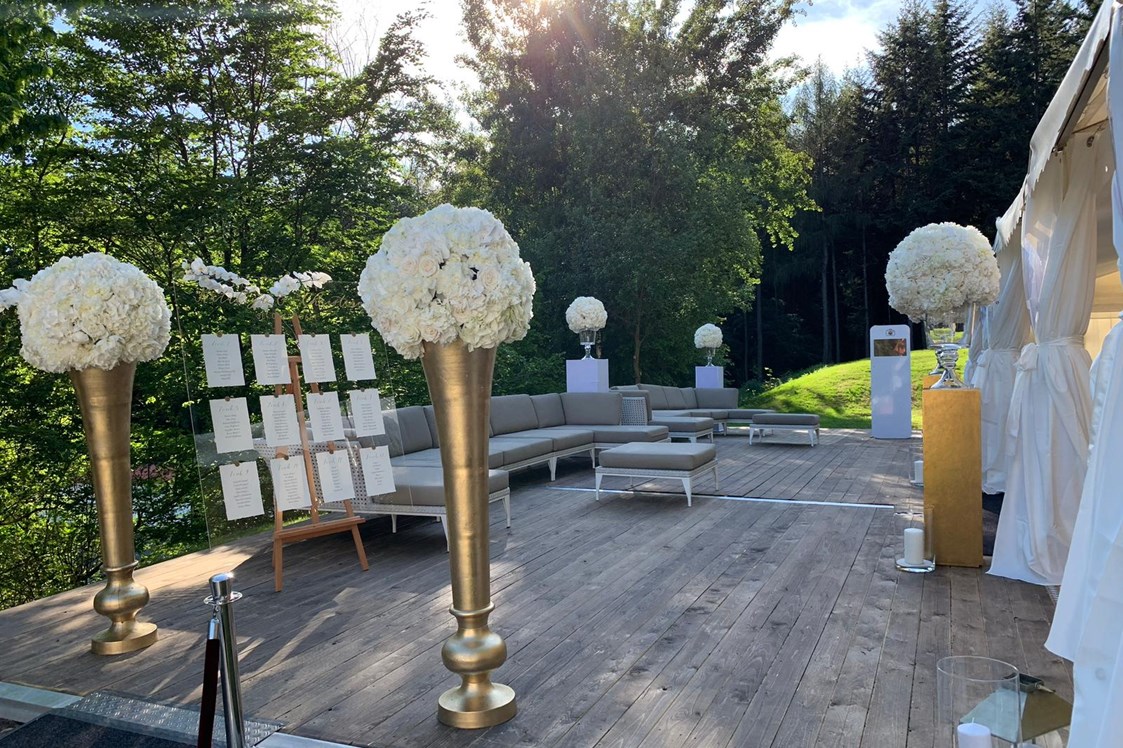 Hochzeitslocation: Terrassenansicht zum Garten - bellabianco