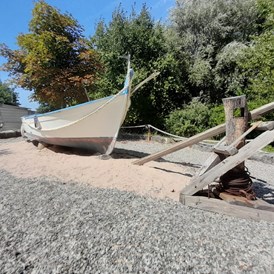 Hochzeitslocation: Unsere Freianlage mit einem originale Boot aus Kalabrien - Ristorante Il Pescatore