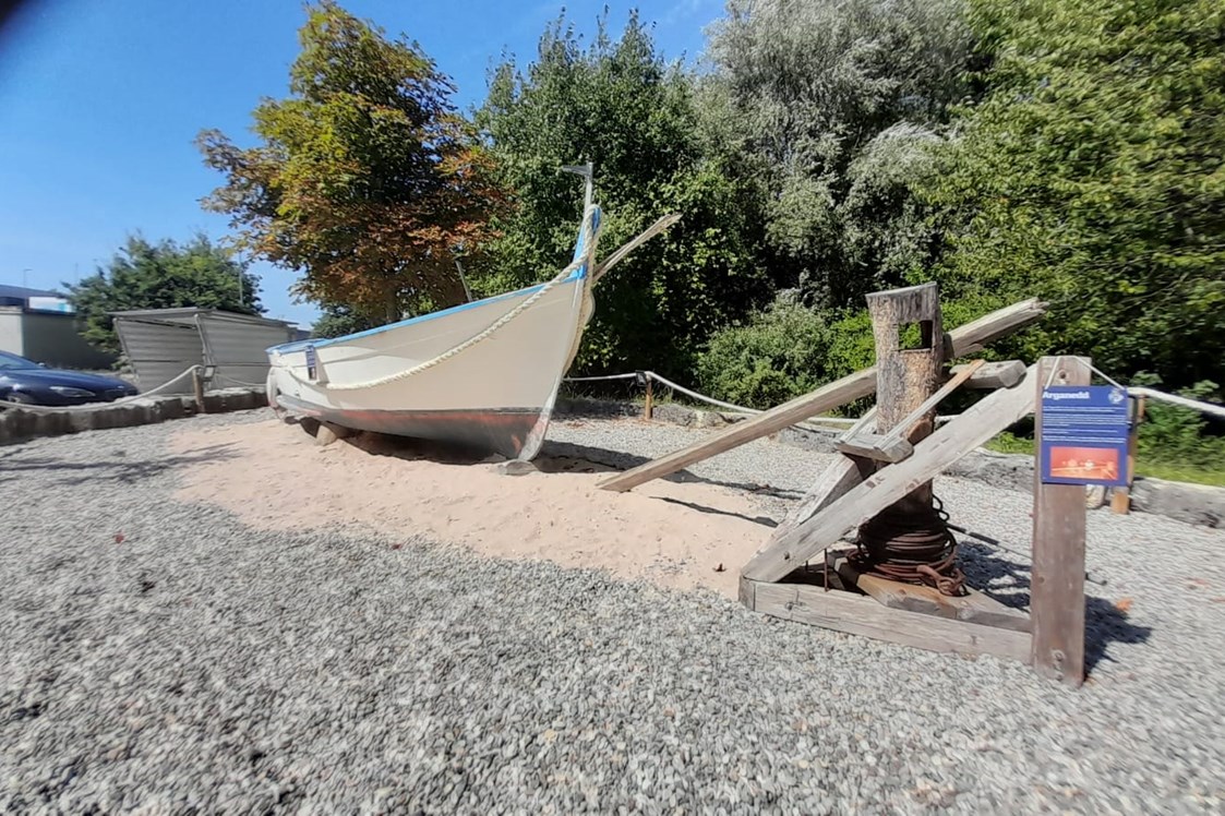 Hochzeitslocation: Unsere Freianlage mit einem originale Boot aus Kalabrien - Ristorante Il Pescatore