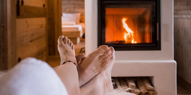 Destination-Wedding - Exklusivität - Deutschland - Kaminfeuer im Chalet - Alpin Chalets Oberjoch