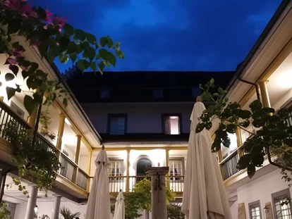 Destination-Wedding - Art der Location: Hotel / Chalet - Historischer Innenhof - Hotel Gasthof Zur Waag