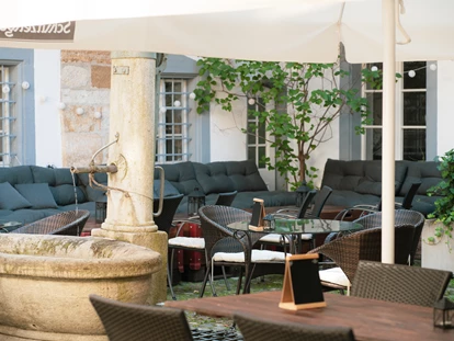 Destination-Wedding - Art der Location: Hotel / Chalet - Lounge im historischen Innenhof - Hotel Gasthof Zur Waag