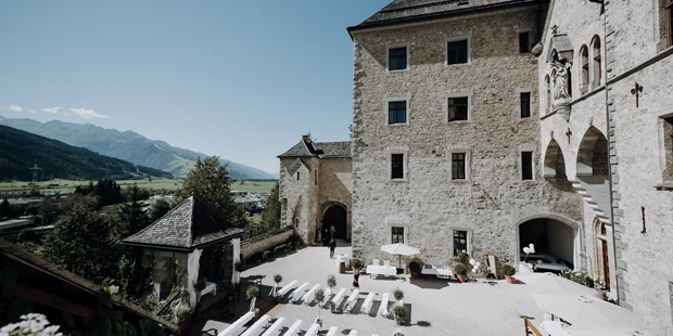 Destination-Wedding - Exklusivität - Salzburg - Setting Standesamtliche Hochzeit im Innenhof - Schloss Fischhorn