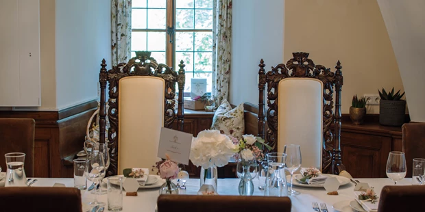 Destination-Wedding - Exklusivität - Salzburg - Antike Thronstühle für das Brautpaar - Schloss Fischhorn