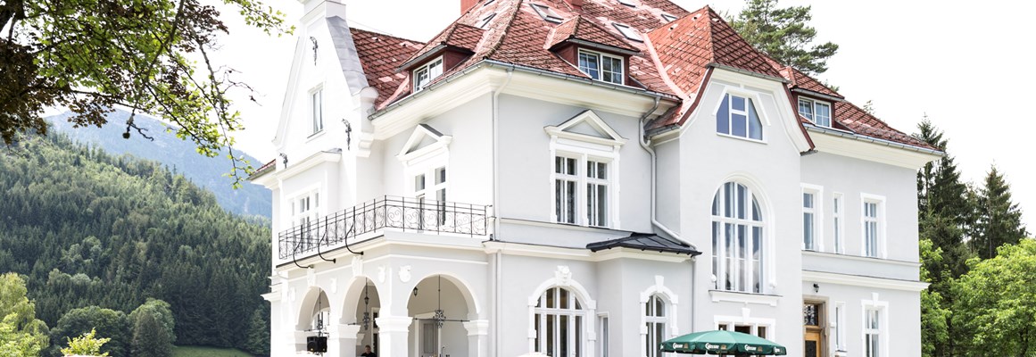 Hochzeitslocation: Die Villa Bergzauber von vorn - Villa Bergzauber