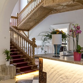 Hochzeitslocation: Unsere Lobby mit dem original Stiegenaufgang in den ersten Stock - Villa Bergzauber