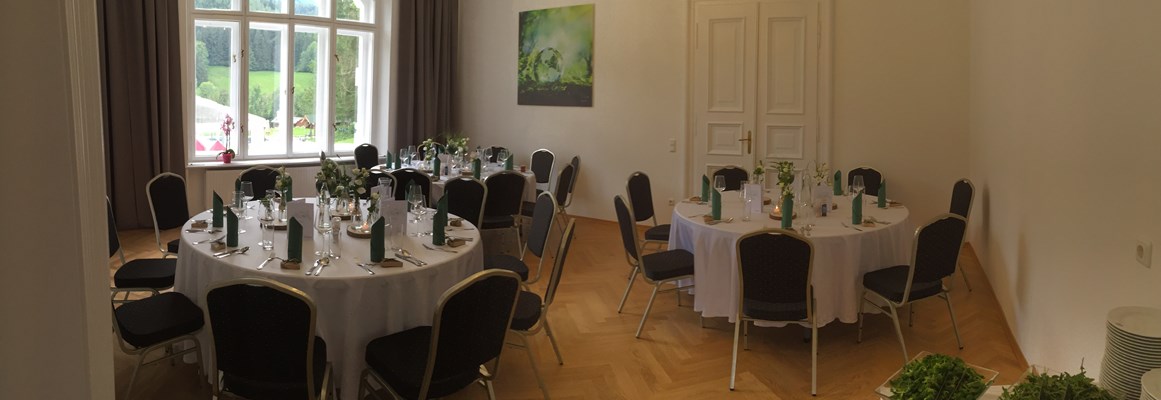 Hochzeitslocation: Möglicher Raum - Der Weiße Salon - Bankett - Villa Bergzauber