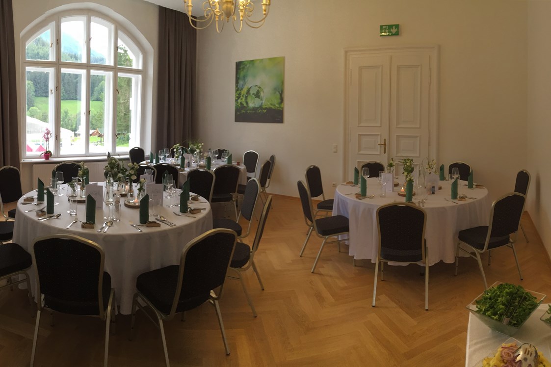 Hochzeitslocation: Möglicher Raum - Der Weiße Salon - Bankett - Villa Bergzauber
