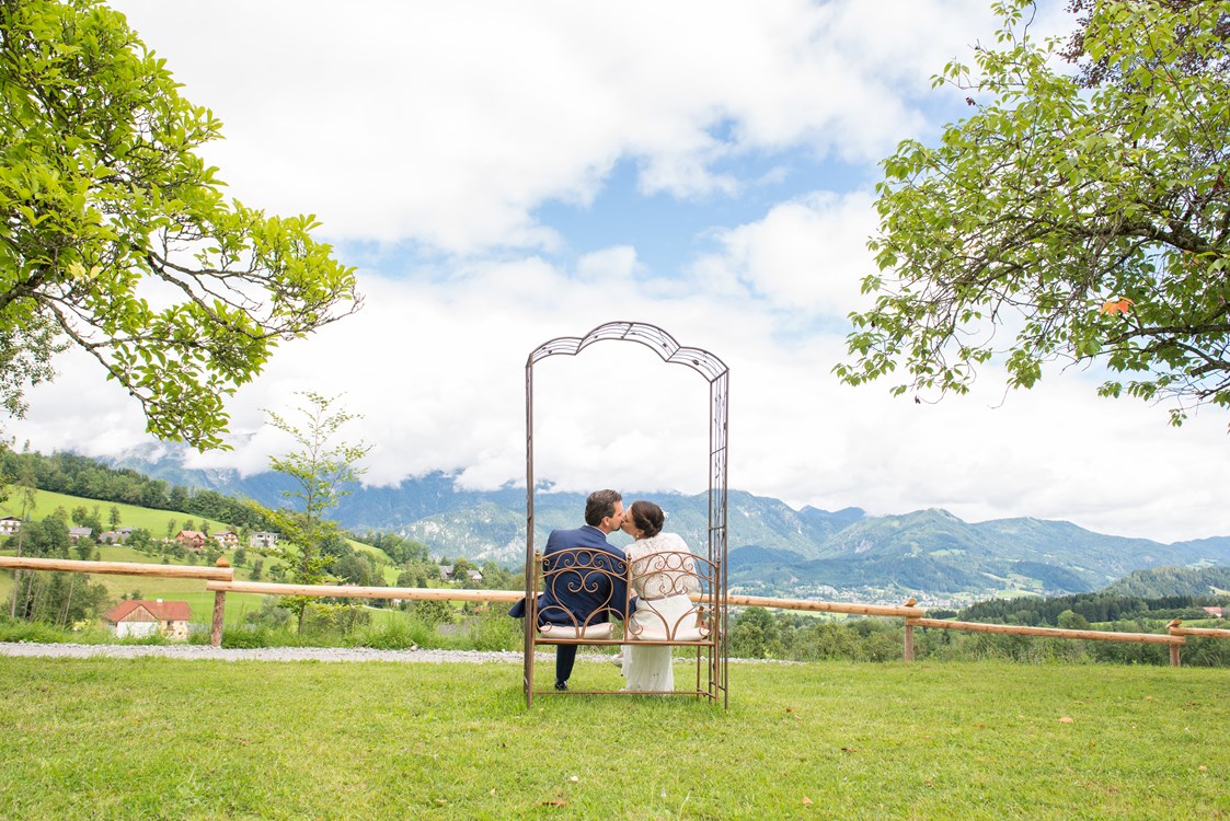 Hochzeitslocation: Rosenbogen - Aussicht von vor der Villa - Villa Bergzauber