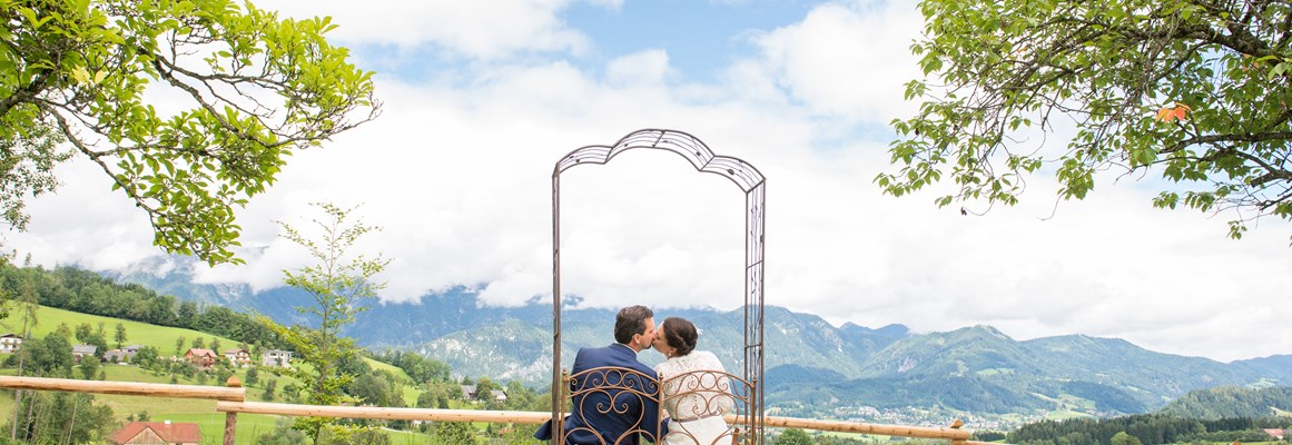 Hochzeitslocation: Rosenbogen - Aussicht von vor der Villa - Villa Bergzauber