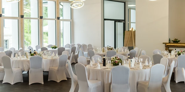 Destination-Wedding - woliday Programm: Standesamtliche Trauung - Österreich - Festsaal Tanzfläche - Villa Bergzauber
