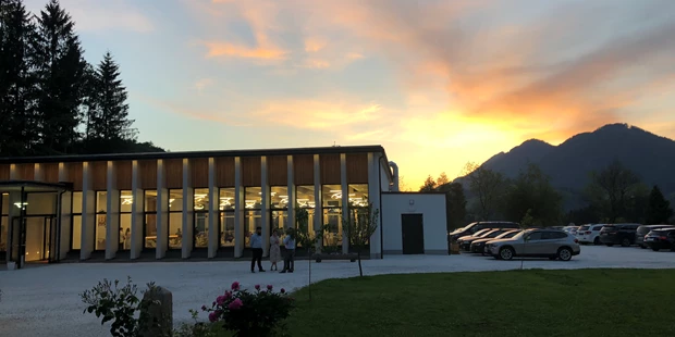Destination-Wedding - woliday Programm: Standesamtliche Trauung - Österreich - Unser neuer Festsaal bietet platz für bis zu 200 Gäste. Mit der mobilen Trennwand finden hier auch kleinere Gesellschaften den richtigen Rahmen. - Villa Bergzauber