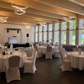 Hochzeitslocation: Halbierter Festsaal für 41 Gäste mit Bühne und Tanzfläche. - Villa Bergzauber