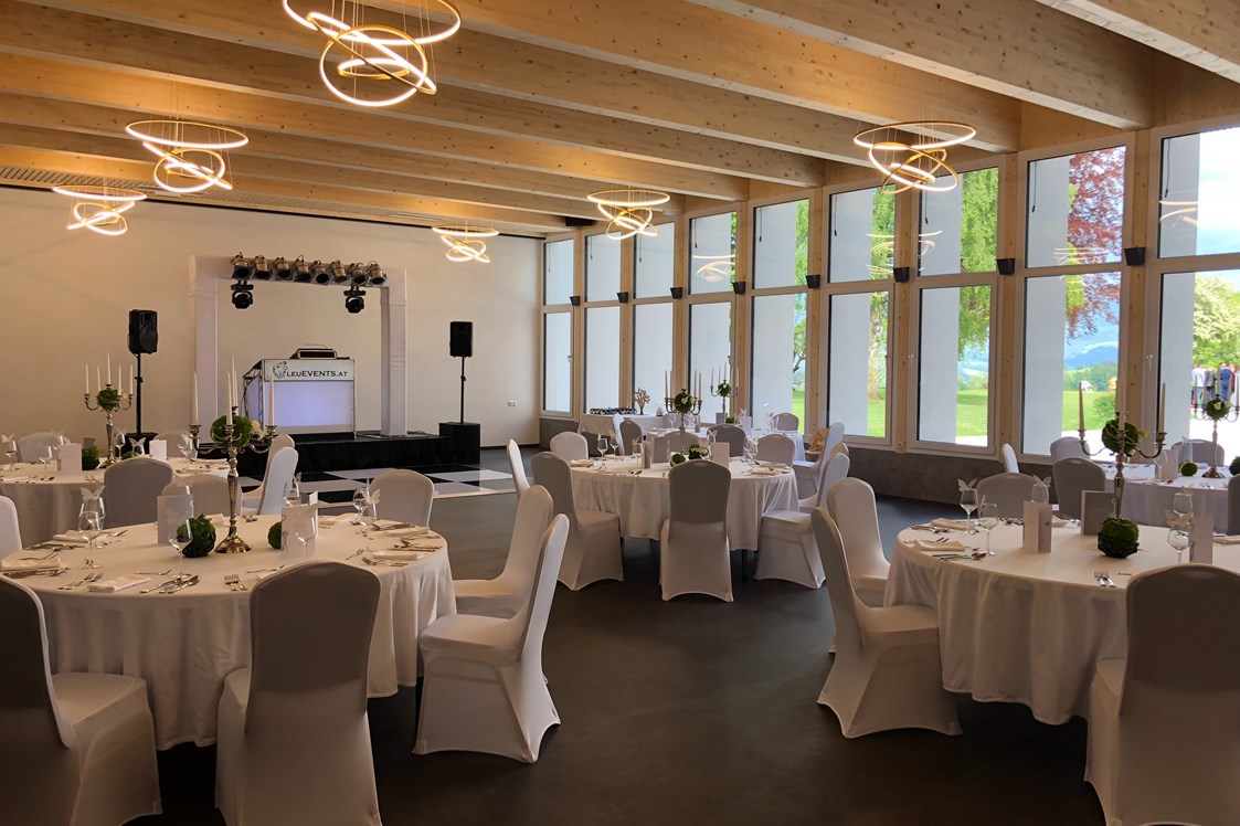 Hochzeitslocation: Halbierter Festsaal für 41 Gäste mit Bühne und Tanzfläche. - Villa Bergzauber