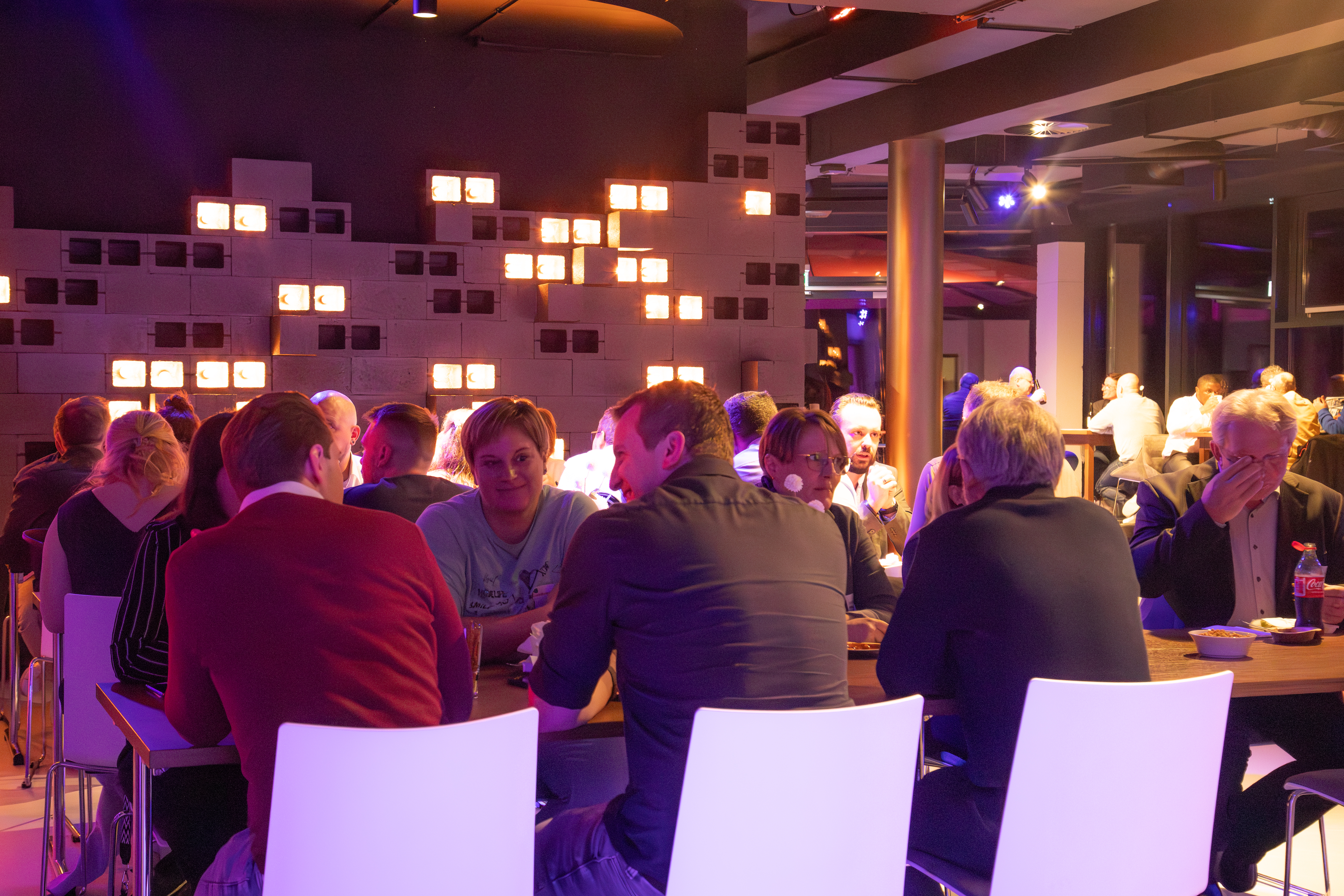 Destination-Wedding - Deutschland - Das Bistro mit angrenzender Bar kann als separater Bereich dienen - PLANET BLUE