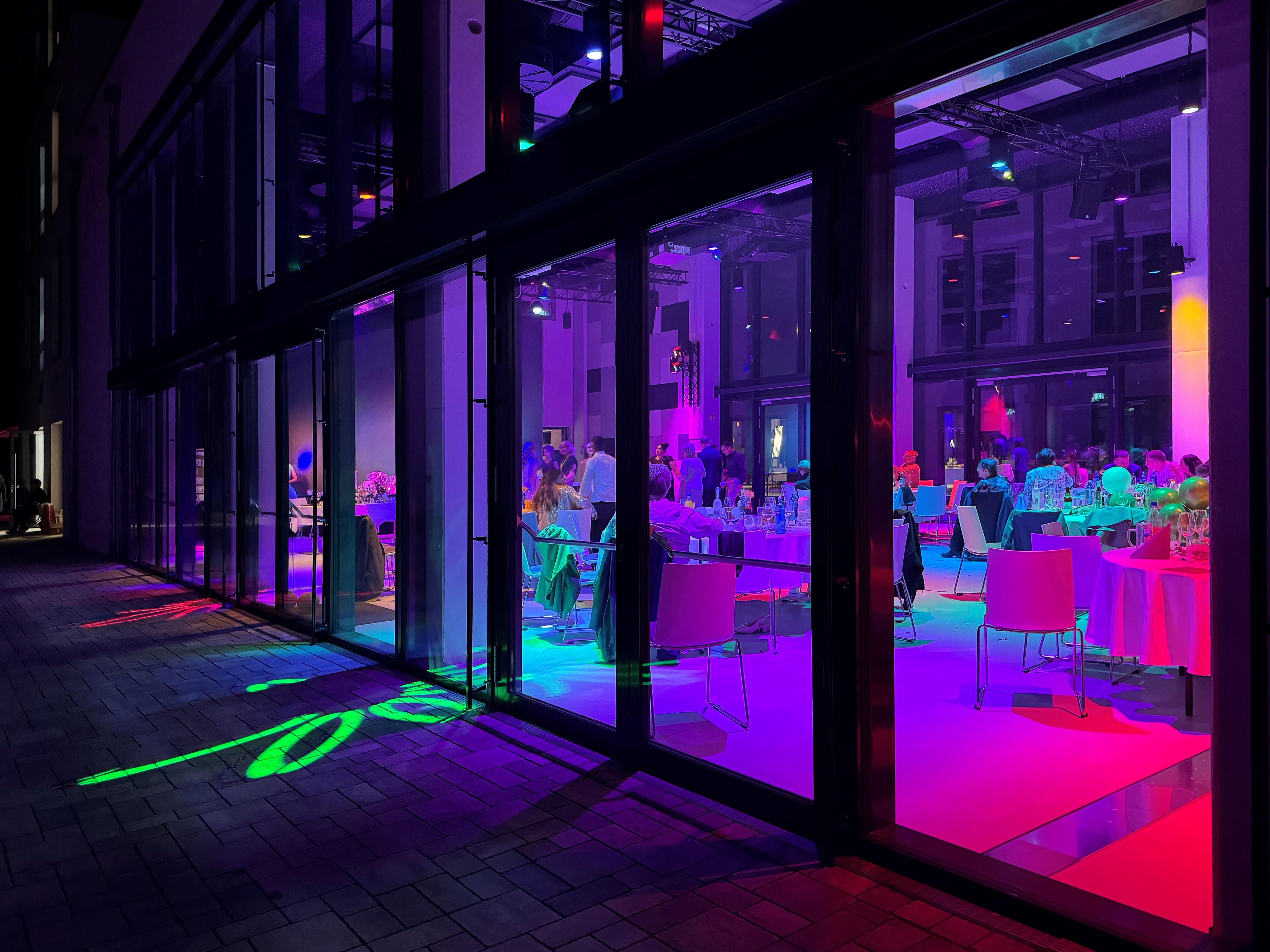 Destination-Wedding - Deutschland - Veranstaltungsraum PLANET BLUE mit Lichteffekten für eine unvergessliche Party - PLANET BLUE