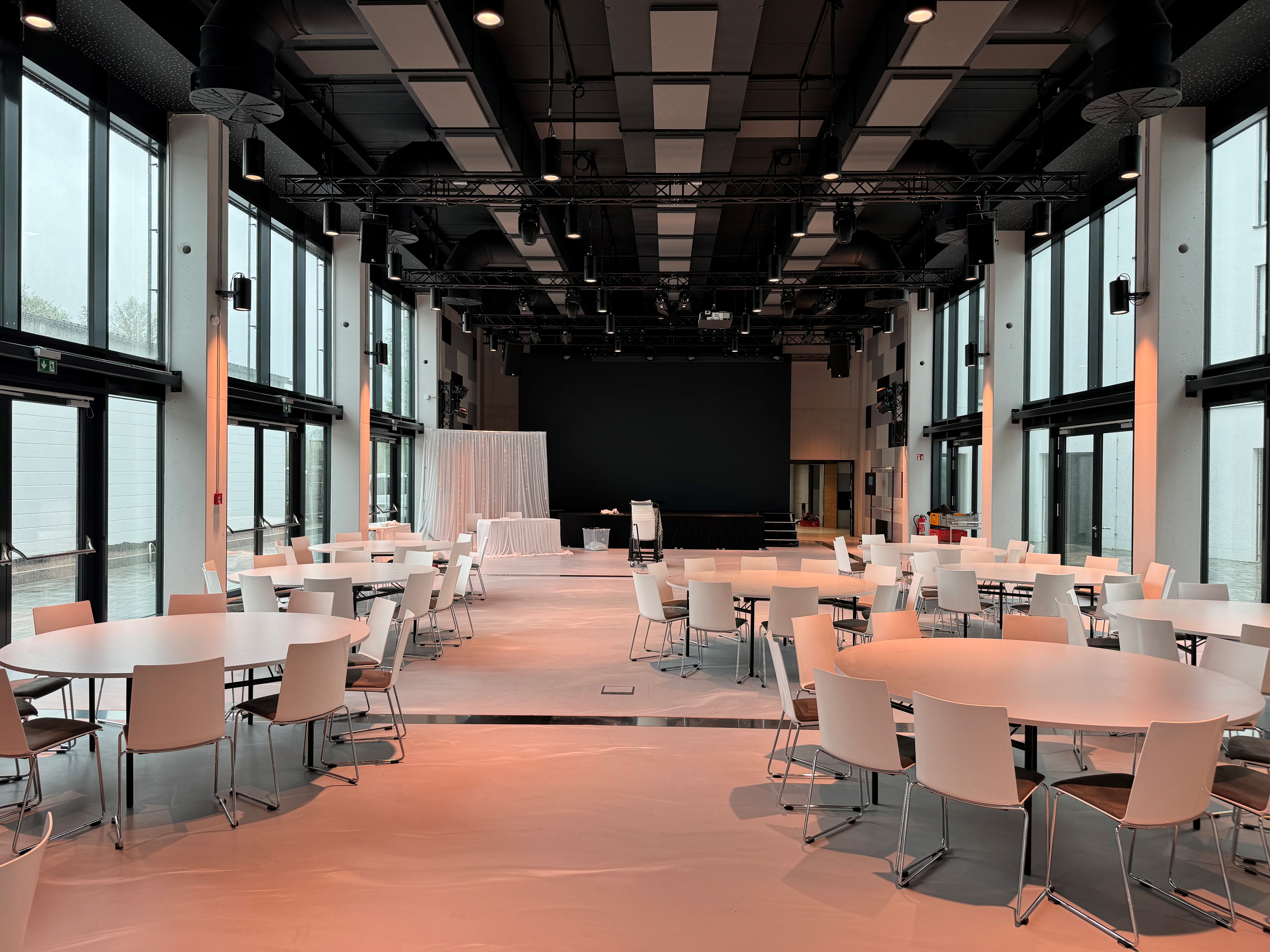 Destination-Wedding - Deutschland - Beispiel für eine Sitzordnung einer Hochzeit an runden Tischen der PLANET BLUE Hochzeitslocation - PLANET BLUE