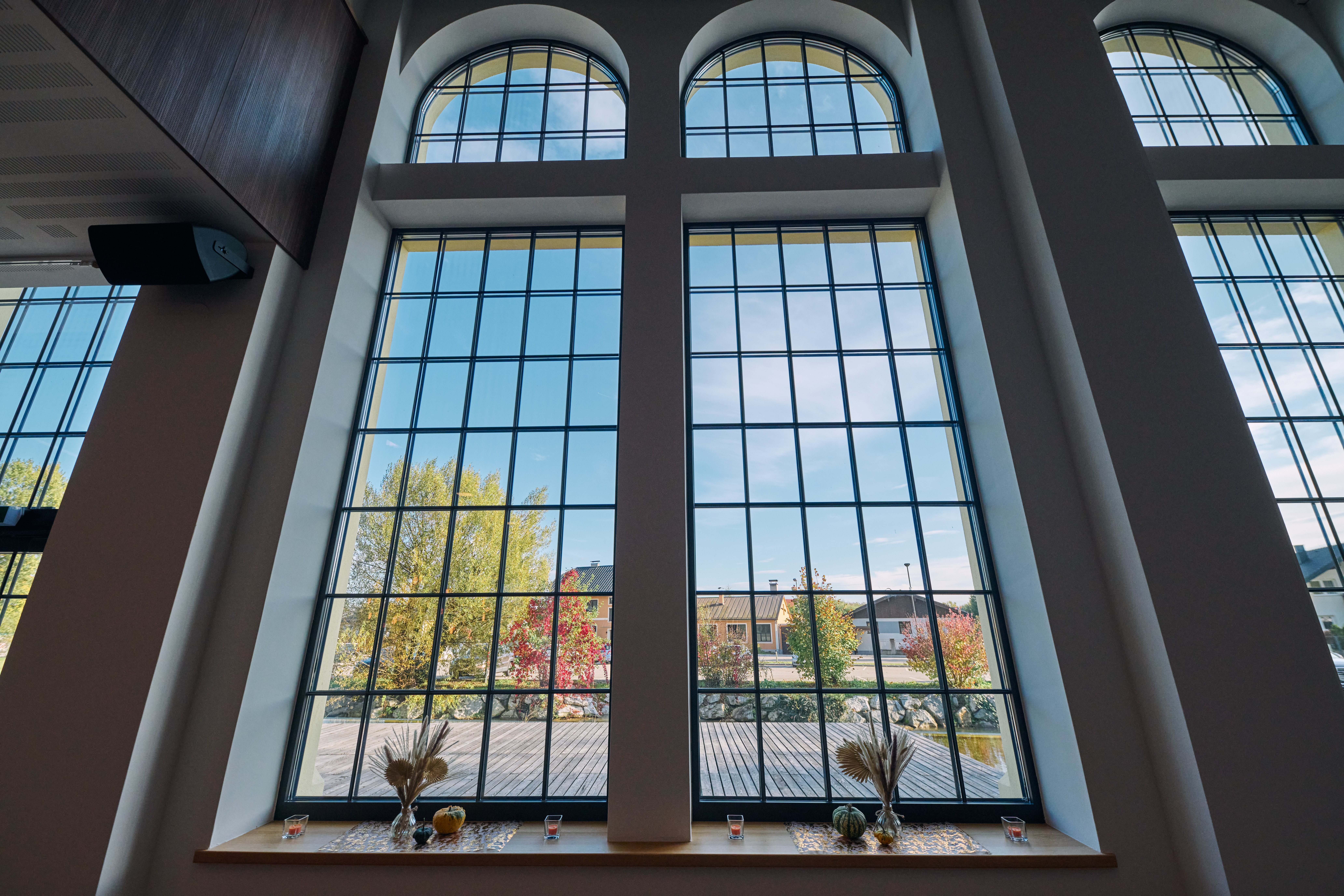 Destination-Wedding - Garten - Niederösterreich - charakteristische Fenster - Spitzenfabrik