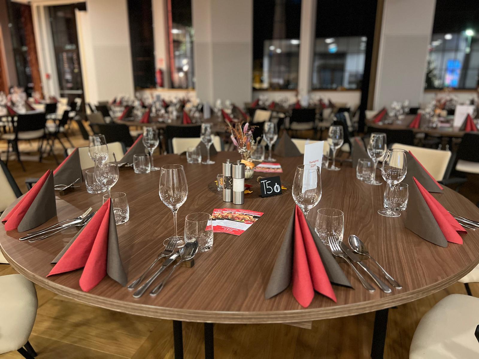 Destination-Wedding - Garten - Niederösterreich - Runde Banketttische im Festsaal - Spitzenfabrik