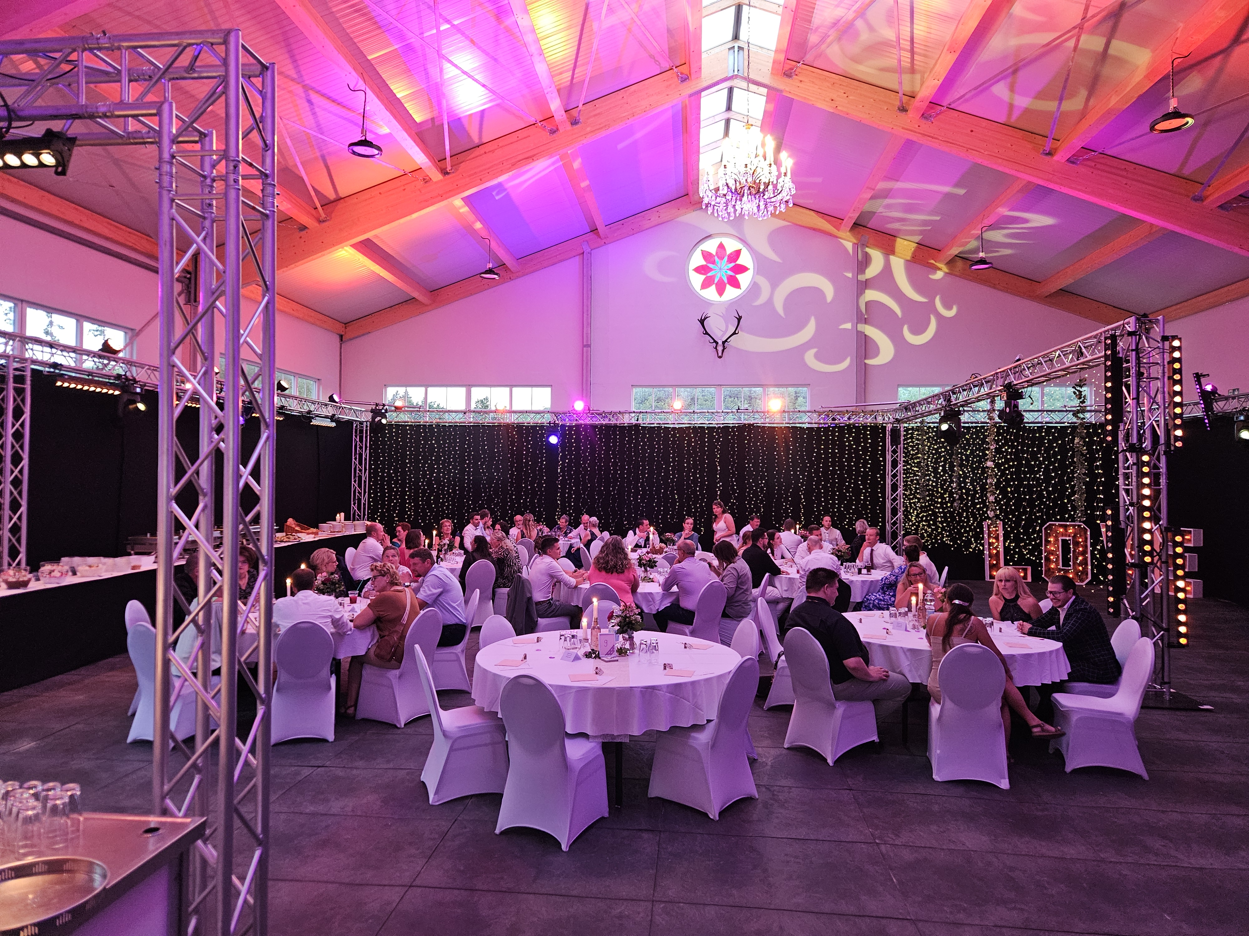 Hochzeitslocation: Hochzeitsfeier und Dinner im Reithaus - St. Hubertuskapelle Rittergut Wildshausen