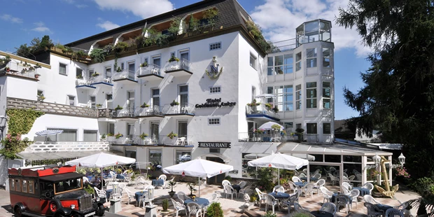 Destination-Wedding - Art der Location: Hotel / Chalet - Hausansicht Ringhotel Giffels Goldener Anker mit Gartenterrasse - DEL - Ringhotel Giffels Goldener Anker