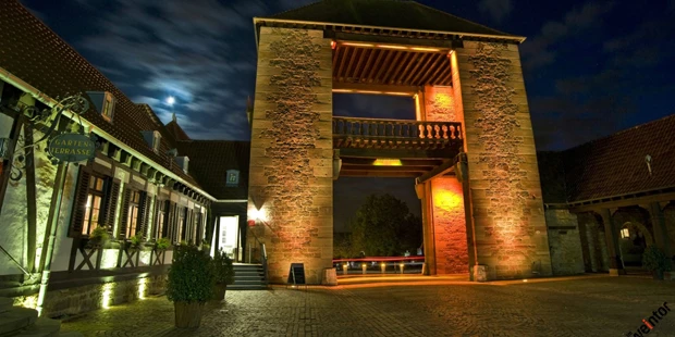 Destination-Wedding - Art der Location: Hotel / Chalet - Das Weintor am Abend - Deutsches Weintor Restaurant