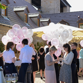 Hochzeitslocation: Der Sekptempfang auf der Terrasse. - Deutsches Weintor Restaurant