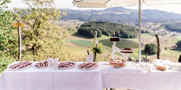 Destination-Wedding - Art der Location: Hotel / Chalet - Sweettable, Kuchen und Kaffee am Nachmittag mit Weitblick auf das Weingut Harkamp. - Weingartenhotel Harkamp