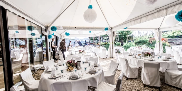Destination-Wedding - Art der Location: Hotel / Chalet - Runde Tische unterm Zelt. - Weingartenhotel Harkamp