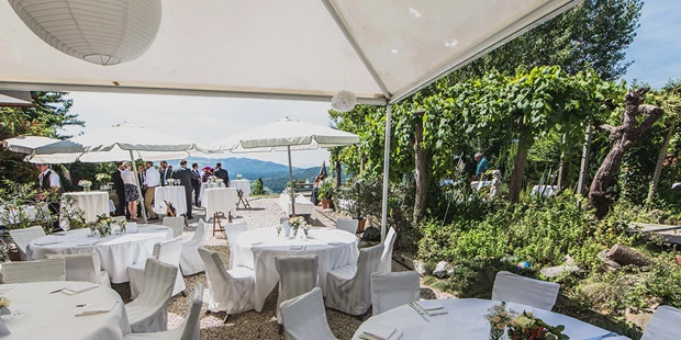 Destination-Wedding - Art der Location: Hotel / Chalet - Idyllische Tafel im Freien.  - Weingartenhotel Harkamp