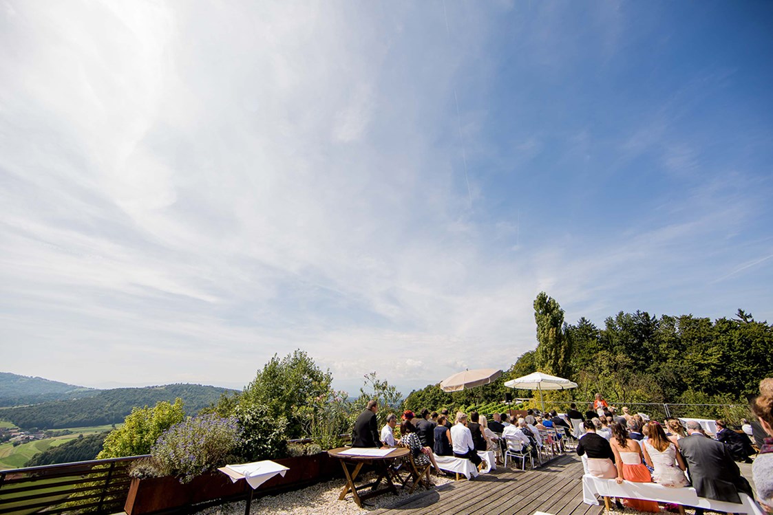 Hochzeitslocation: Standesamt auf der Terrasse mit herrlichem Weitblick. - Weingartenhotel Harkamp