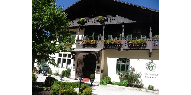 Destination-Wedding - Art der Location: Hotel / Chalet - Zufahrt und Vorplatz mit Haupteingang - Jagdschloss Villa Falkenhof