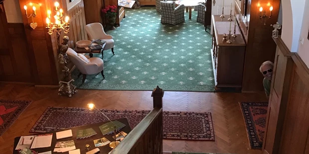 Destination-Wedding - Art der Location: Hotel / Chalet - Blick in die Halle - Jagdschloss Villa Falkenhof