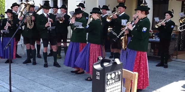 Destination-Wedding - Art der Location: Hotel / Chalet - .... und die Musi spielt dazu - Jagdschloss Villa Falkenhof