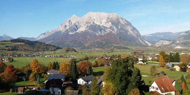 Destination-Wedding - Art der Location: Hotel / Chalet - Blick von der Terasse im Herbst - Jagdschloss Villa Falkenhof