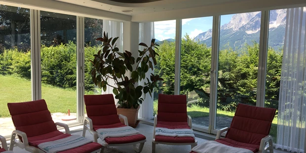 Destination-Wedding - Art der Location: Hotel / Chalet - Entspannung nach der Hochzeitsnacht am Pool 
(Wellness-Anlage mit Blick über's Ennstal (Indoor-Pool, Sauna, Dampfbad, Solarium)  - Jagdschloss Villa Falkenhof