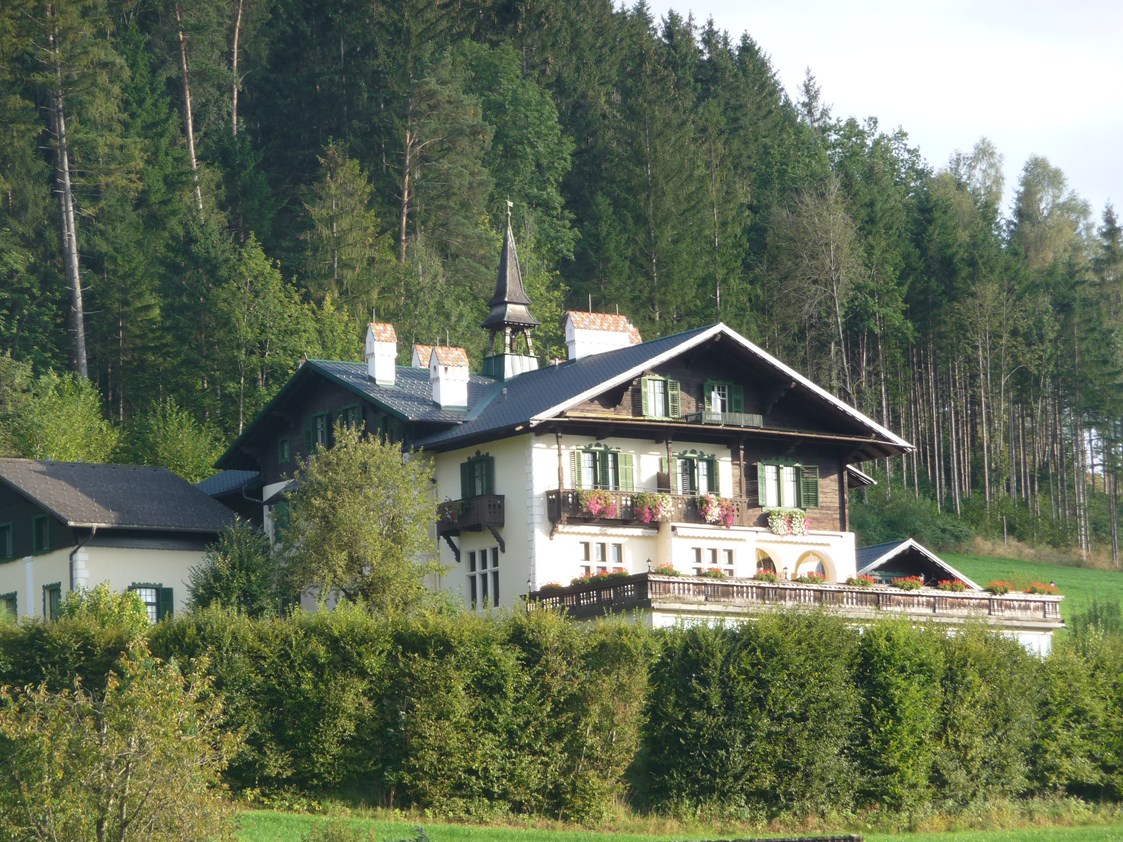 Hochzeitslocation: Umgeben von Wald und Wiesen - Jagdschloss Villa Falkenhof