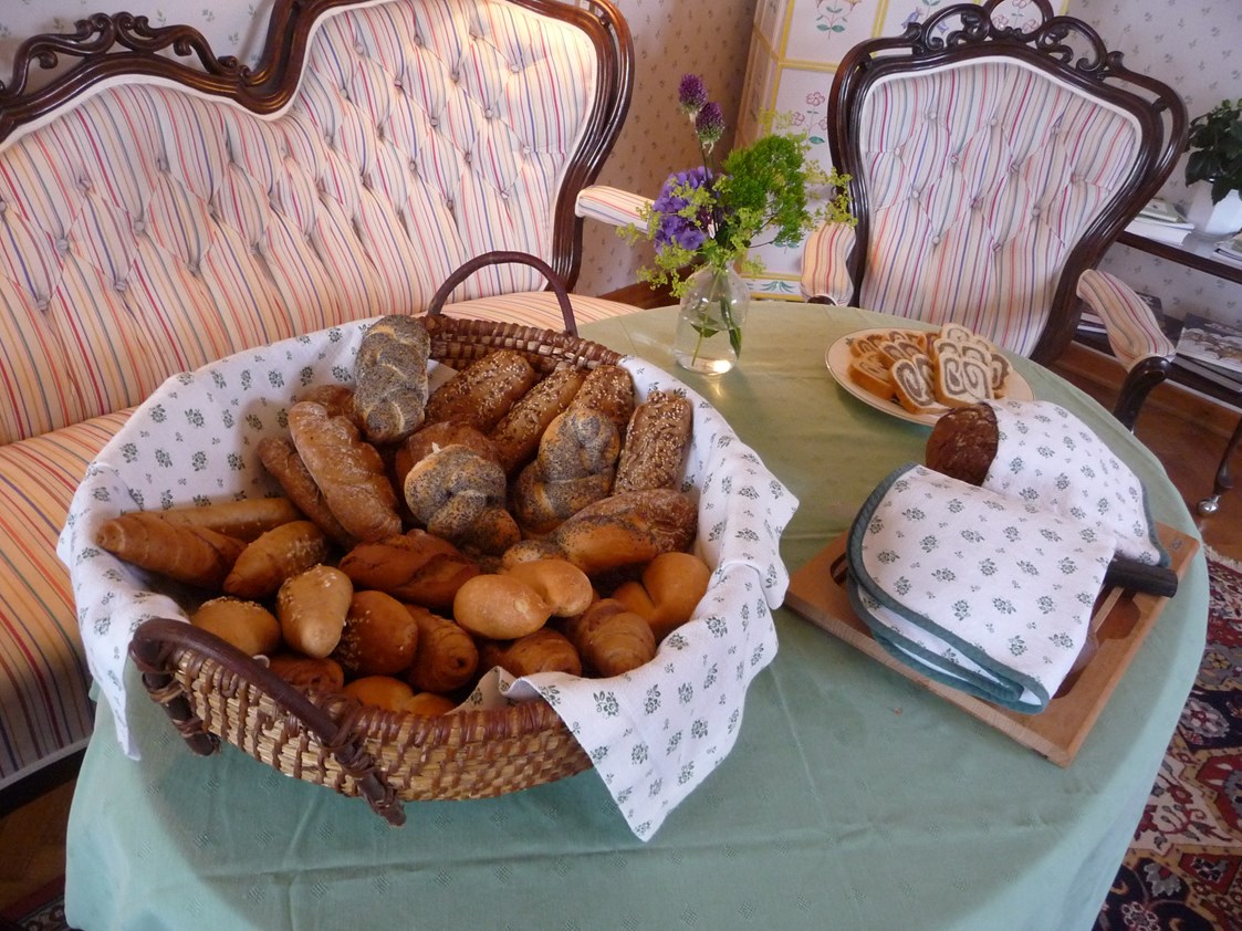 Hochzeitslocation: "Guten Morgen, das Frühstück ist serviert" - Jagdschloss Villa Falkenhof