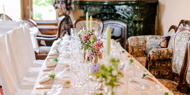 Destination-Wedding - Art der Location: Hotel / Chalet - Salon - Kaminzimmer - Jagdschloss Villa Falkenhof