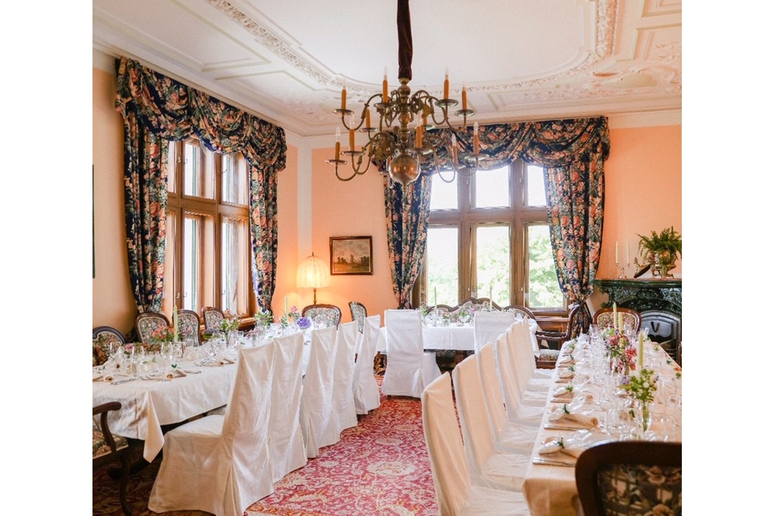 Hochzeitslocation: Salon - Kaminzimmer - Jagdschloss Villa Falkenhof