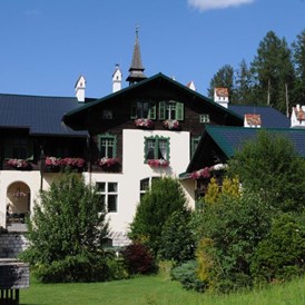 Hochzeitslocation: Südansicht mit Garten  - Jagdschloss Villa Falkenhof