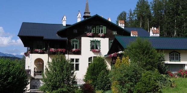 Destination-Wedding - Kinderbetreuung/Nanny - Steiermark - Südansicht mit Garten  - Jagdschloss Villa Falkenhof