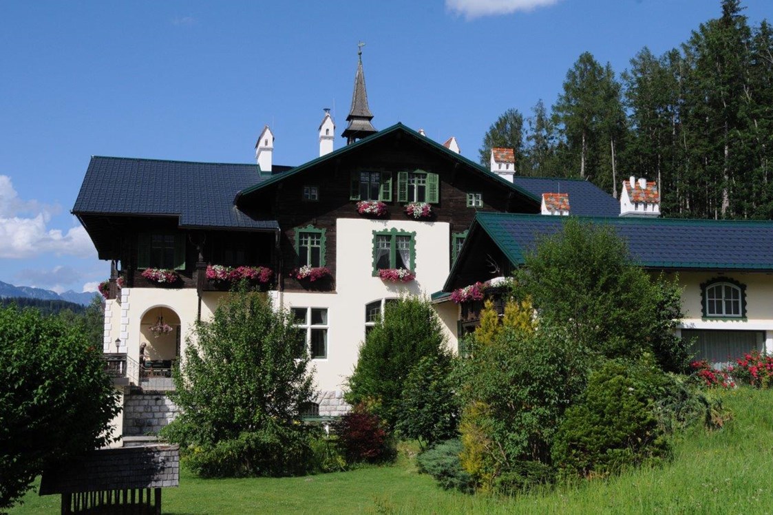Hochzeitslocation: Südansicht mit Garten  - Jagdschloss Villa Falkenhof